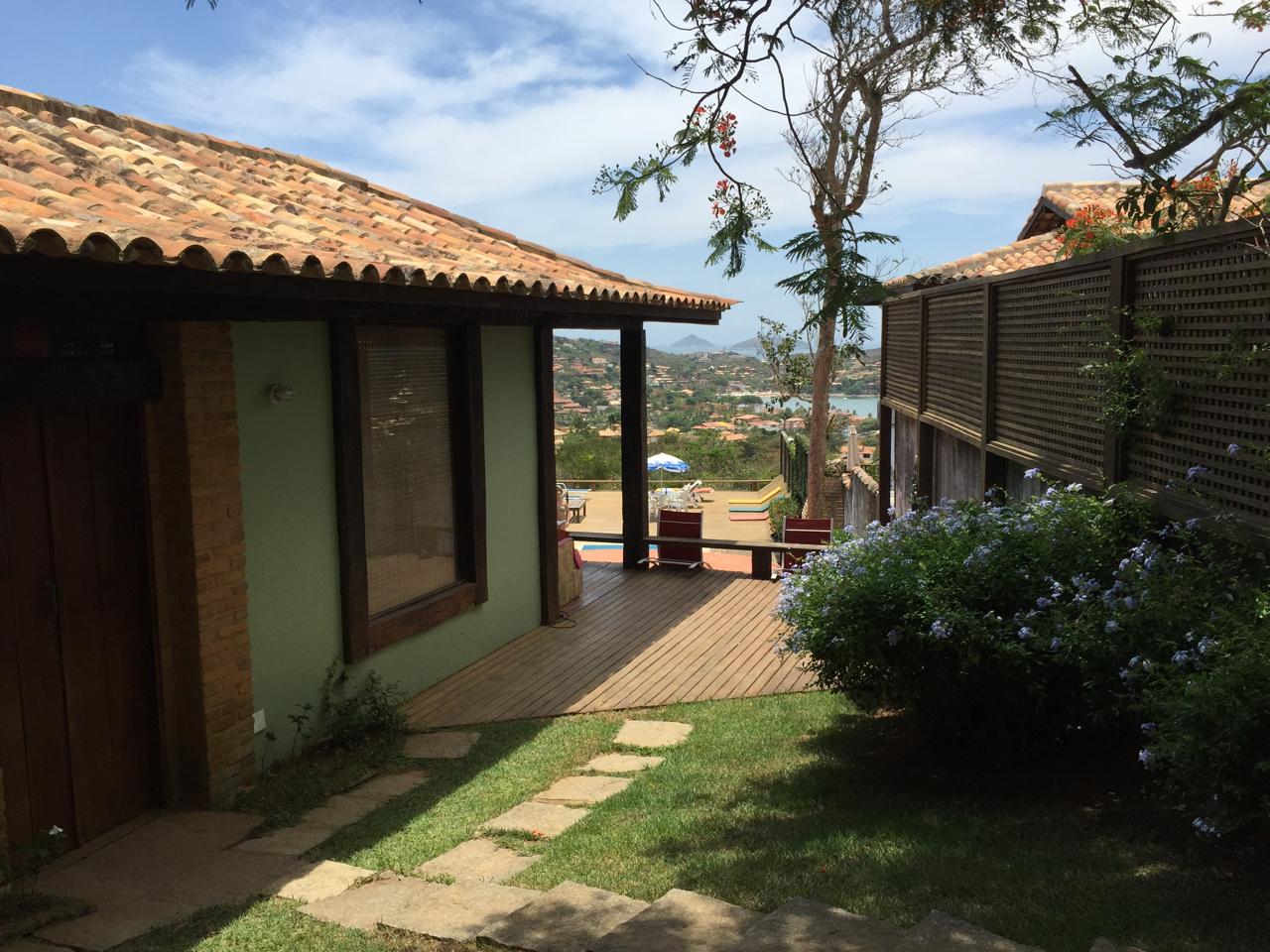 Vista da lateral da casa para a piscina e para a Praia da Ferradura, Búzios