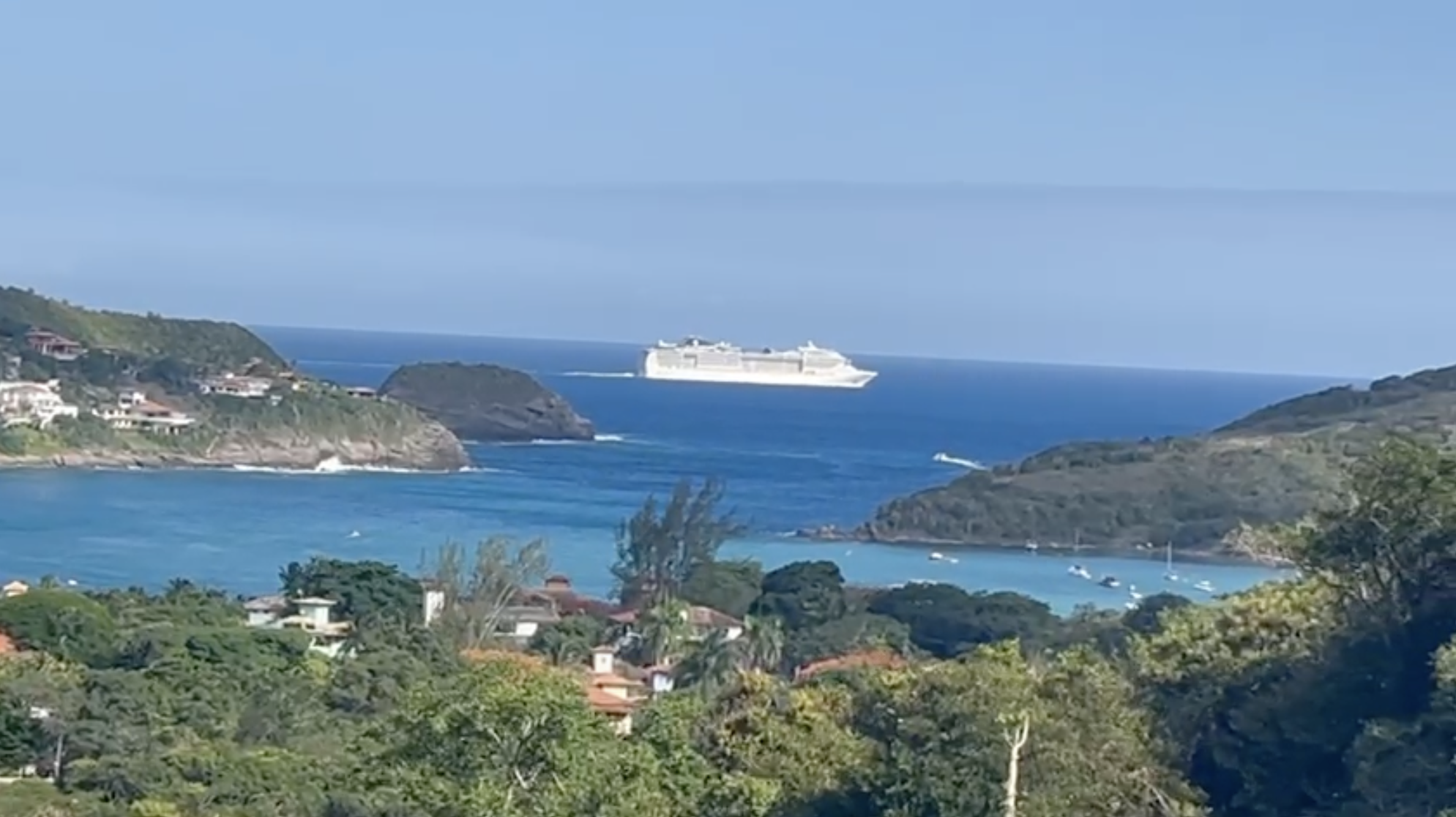 Vista da suíte master para a Praia da Ferradura com um cruzeiro no horizonte, Búzios