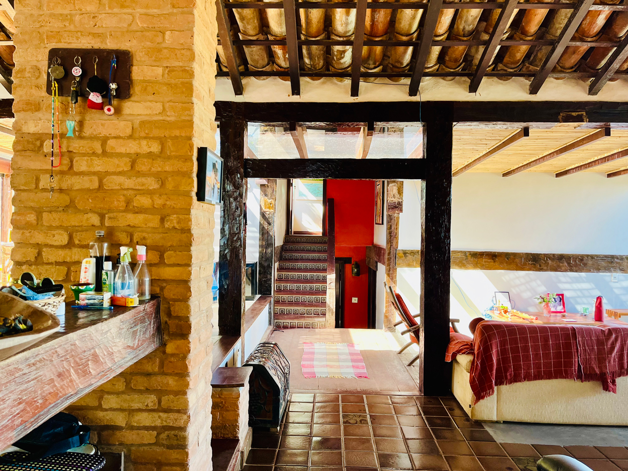 Corredor de entrada da área social da casa em Búzios