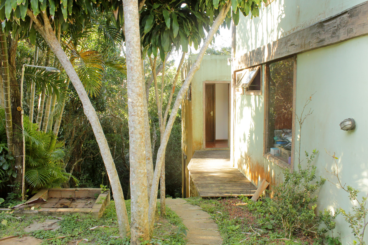 Vista externa do bloco de suítes com varandas, Vila Preguiçosa