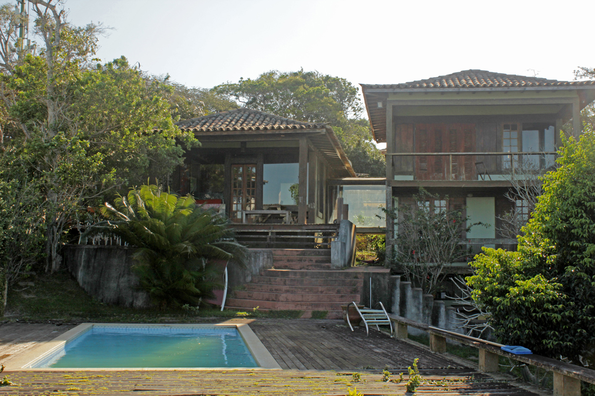 Fachada da casa principal com vista para o mar, Vila Preguiçosa, Búzios