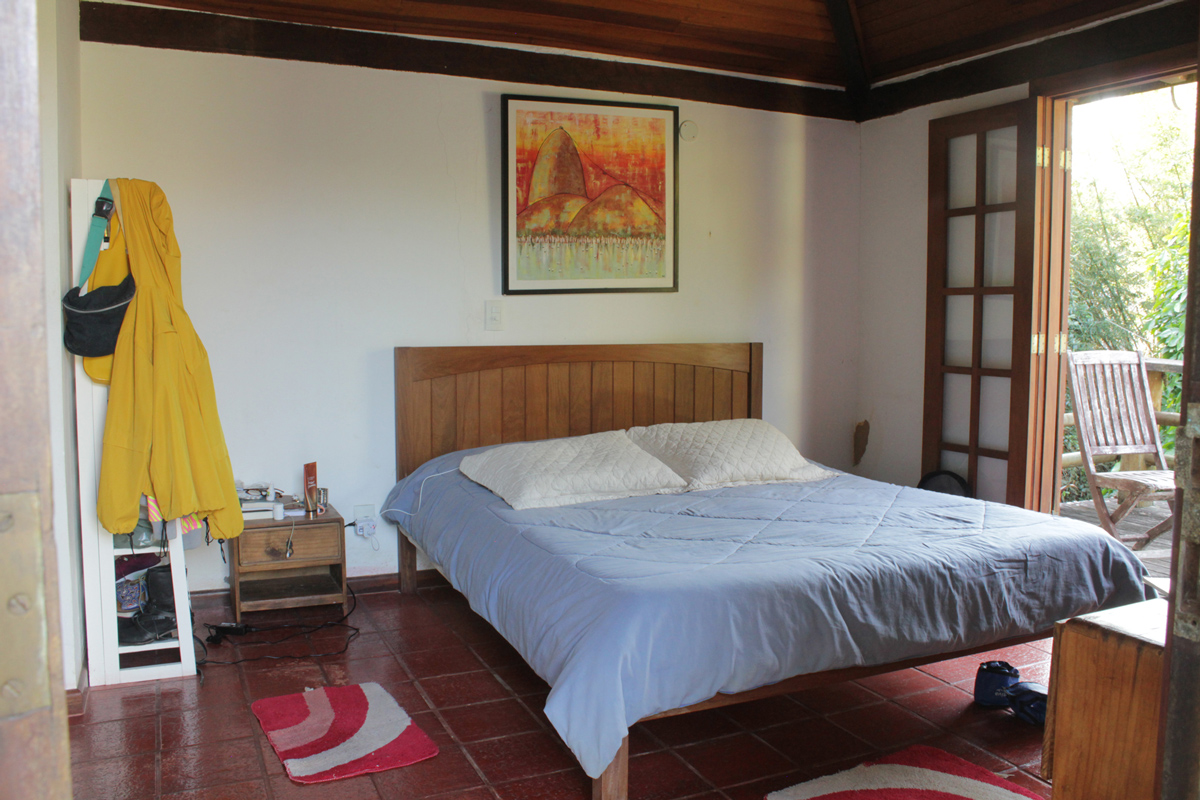 Interior do chalé com camas de alvenaria, Casa Búzios