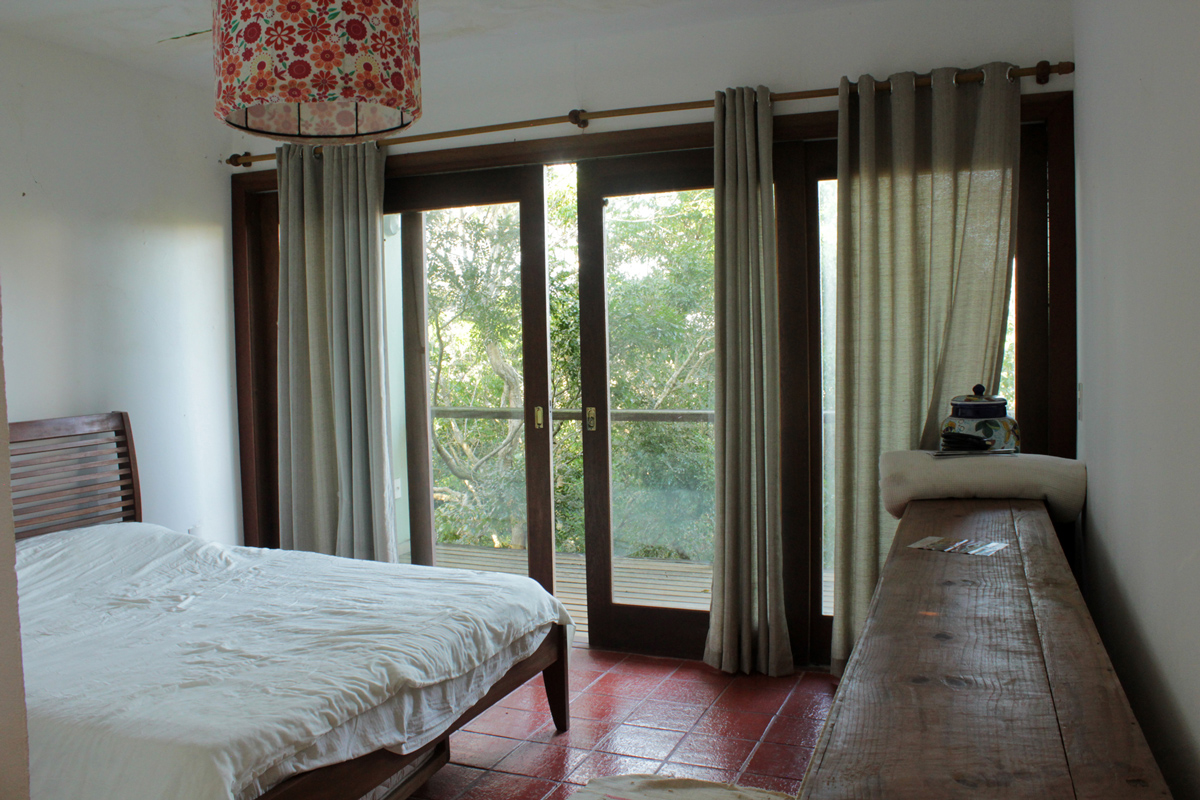 Corredor envidraçado de acesso às suítes, Casa Búzios